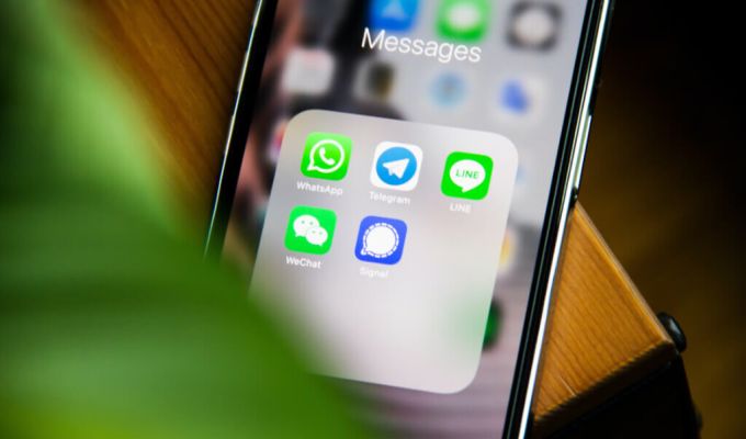 telefon komórkowy z aplikacjami mobilnymi.
